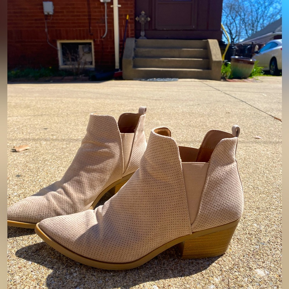 Universal Thread Women’s Size 10 Debbie Boots